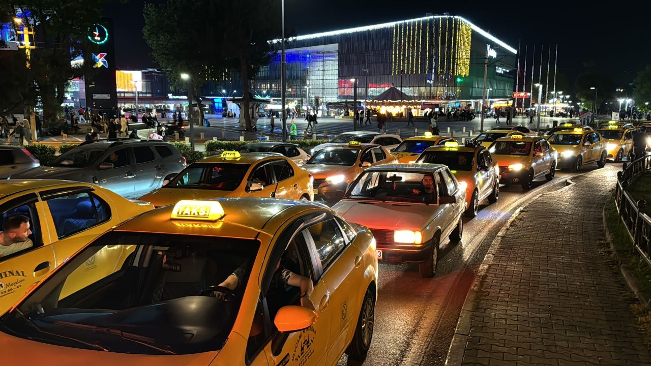 Bursa'da taksiciler, bıçaklanıp gasbedilen meslektaşları için konvoy yaptı  - Sakarya Son Dakika Haberleri - Bizim Sakarya Gazetesi